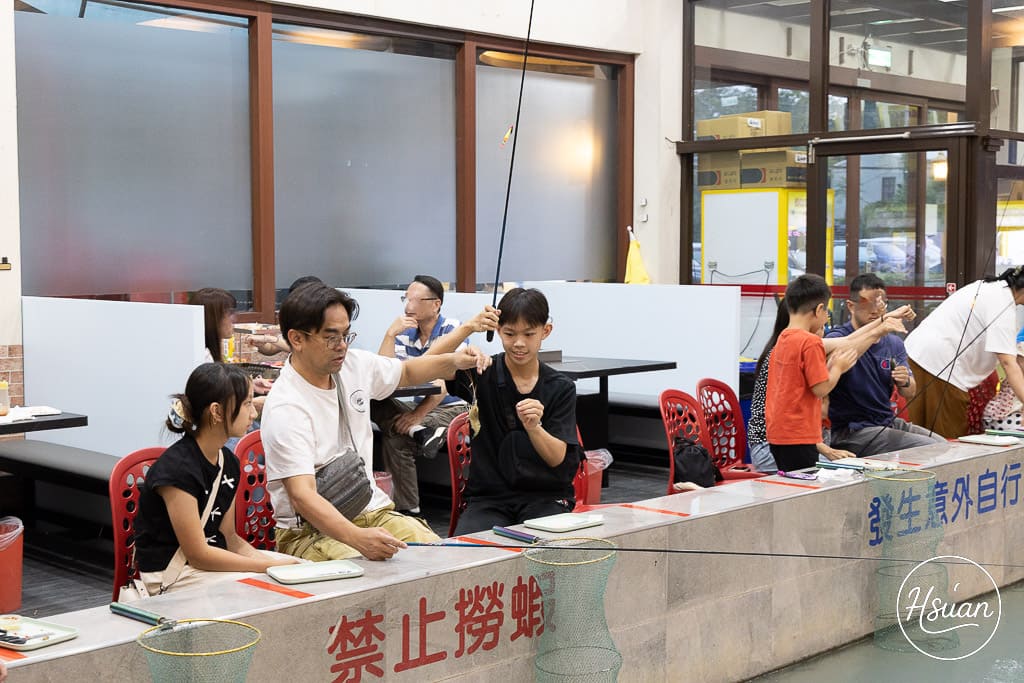 龍潭親子景點 上久釣蝦休閒美食餐廳 龍潭首創自動旋轉烤串機釣蝦場 邊釣蝦邊吃旋轉串串烤與熱炒 完全無菸冷氣環境好舒適 @About Hsuan美美媽咪親子美食旅遊