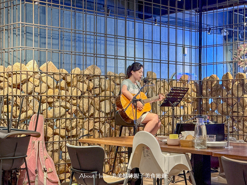 三峽北大特區美食推薦 亨聚餐酒館 菜色好吃聚餐氣氛好 假日還有駐唱歌手 @About Hsuan美美媽咪親子美食旅遊