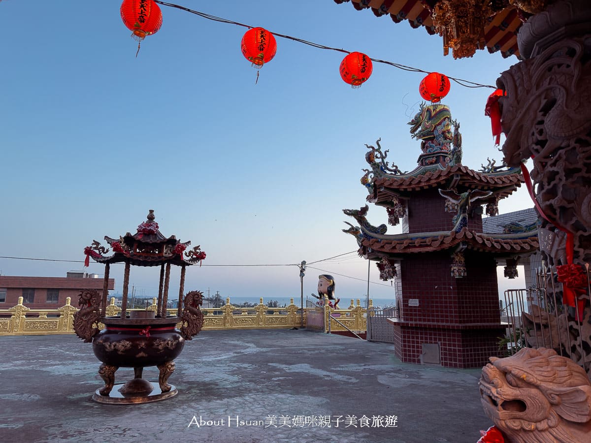 台61線景點  苗栗通霄拱朝雲天宮 療癒系台61線廟宇景點 來體驗月亮、藍調時光與大海同框的幸福 @About Hsuan美美媽咪親子美食旅遊