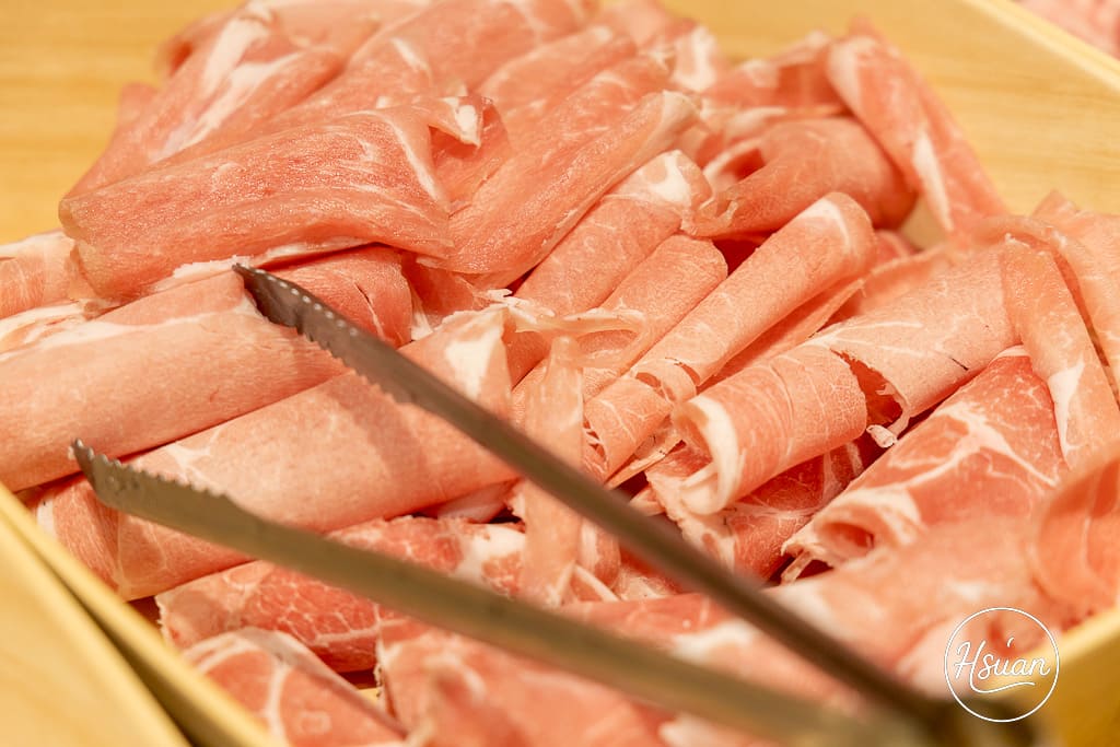 蘆洲$399吃到飽 涮飽飽石頭火鍋 牛豬雞羊魚肉食材隨你吃，還不收服務費! 鄰近捷運新蘆線三民高中站 @About Hsuan美美媽咪親子美食旅遊
