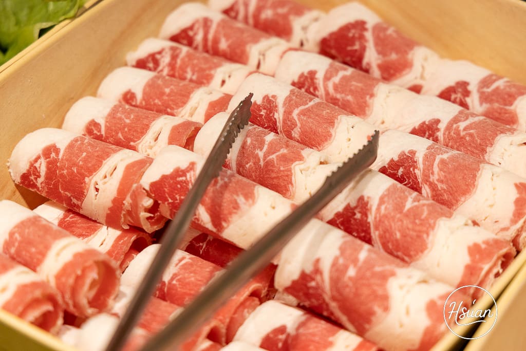 蘆洲$399吃到飽 涮飽飽石頭火鍋 牛豬雞羊魚肉食材隨你吃，還不收服務費! 鄰近捷運新蘆線三民高中站 @About Hsuan美美媽咪親子美食旅遊