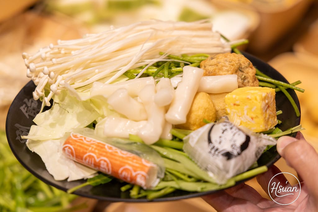 蘆洲$399吃到飽 涮飽飽石頭火鍋 牛豬雞羊魚肉食材隨你吃，還不收服務費! 鄰近捷運新蘆線三民高中站 @About Hsuan美美媽咪親子美食旅遊