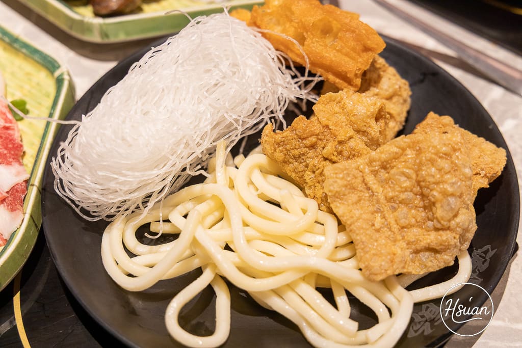 蘆洲$399吃到飽 涮飽飽石頭火鍋 牛豬雞羊魚肉食材隨你吃，還不收服務費! 鄰近捷運新蘆線三民高中站 @About Hsuan美美媽咪親子美食旅遊