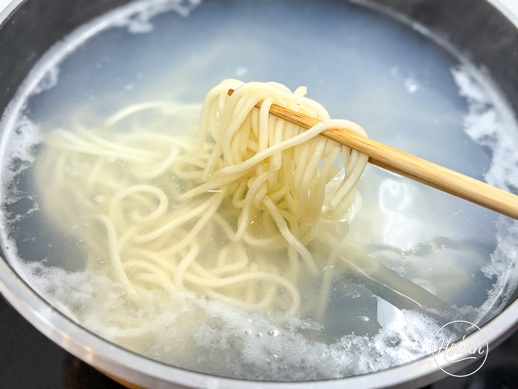 萬萬兩K歌必點味｜宅配冷凍牛肉麵、冷凍水餃推薦！在家輕鬆享受KTV紅燒酸菜雙拼牛肉麵、高麗菜韭黃豬肉餃子 @About Hsuan美美媽咪親子美食旅遊