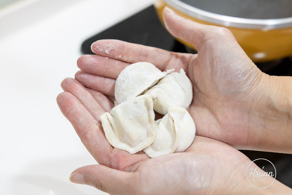 萬萬兩K歌必點味｜宅配冷凍牛肉麵、冷凍水餃推薦！在家輕鬆享受KTV紅燒酸菜雙拼牛肉麵、高麗菜韭黃豬肉餃子 @About Hsuan美美媽咪親子美食旅遊