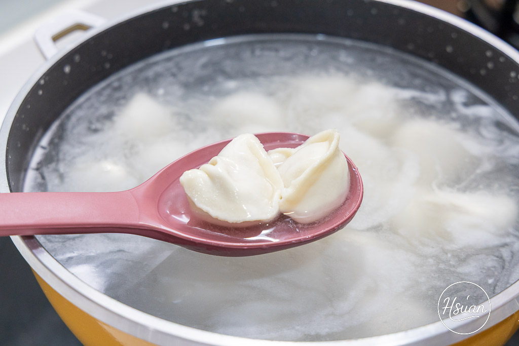 萬萬兩K歌必點味｜宅配冷凍牛肉麵、冷凍水餃推薦！在家輕鬆享受KTV紅燒酸菜雙拼牛肉麵、高麗菜韭黃豬肉餃子 @About Hsuan美美媽咪親子美食旅遊