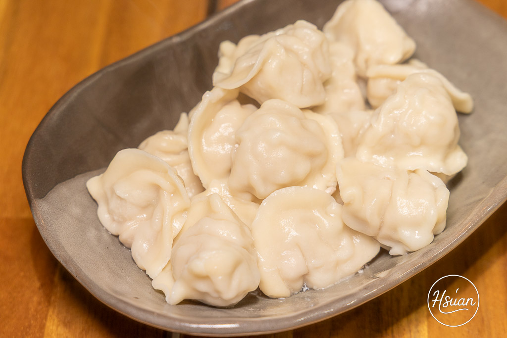 萬萬兩K歌必點味｜宅配冷凍牛肉麵、冷凍水餃推薦！在家輕鬆享受KTV紅燒酸菜雙拼牛肉麵、高麗菜韭黃豬肉餃子 @About Hsuan美美媽咪親子美食旅遊