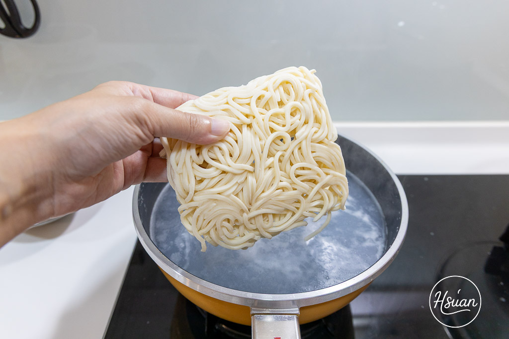 萬萬兩K歌必點味｜宅配冷凍牛肉麵、冷凍水餃推薦！在家輕鬆享受KTV紅燒酸菜雙拼牛肉麵、高麗菜韭黃豬肉餃子 @About Hsuan美美媽咪親子美食旅遊