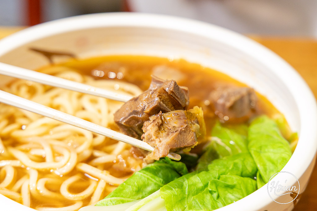 萬萬兩K歌必點味｜宅配冷凍牛肉麵、冷凍水餃推薦！在家輕鬆享受KTV紅燒酸菜雙拼牛肉麵、高麗菜韭黃豬肉餃子 @About Hsuan美美媽咪親子美食旅遊