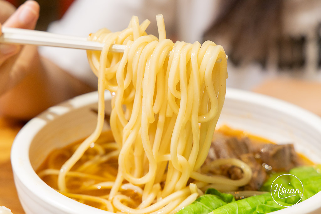 萬萬兩K歌必點味｜宅配冷凍牛肉麵、冷凍水餃推薦！在家輕鬆享受KTV紅燒酸菜雙拼牛肉麵、高麗菜韭黃豬肉餃子 @About Hsuan美美媽咪親子美食旅遊