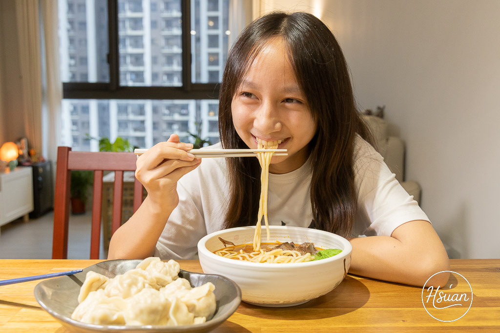 萬萬兩K歌必點味｜宅配冷凍牛肉麵、冷凍水餃推薦！在家輕鬆享受KTV紅燒酸菜雙拼牛肉麵、高麗菜韭黃豬肉餃子 @About Hsuan美美媽咪親子美食旅遊