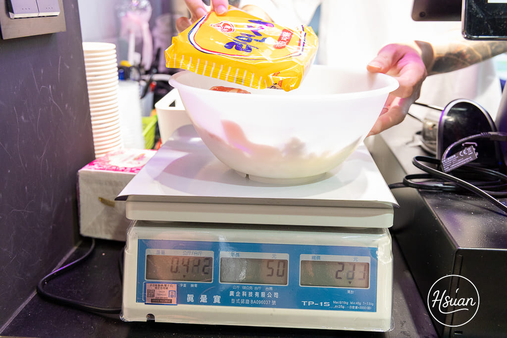 中壢中原美食新選擇！【蹭秤】夜店風麻辣燙x豚骨海鮮拉麵，自由配就是爽，營業到凌晨！ @About Hsuan美美媽咪親子美食旅遊