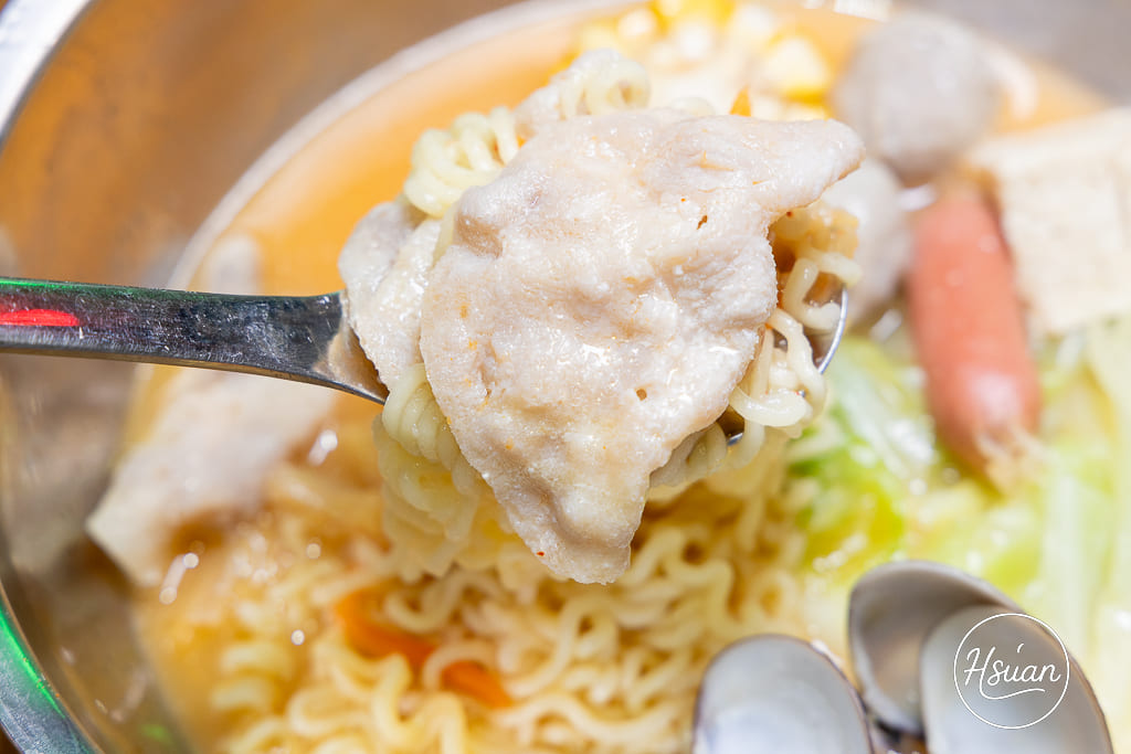中壢中原美食新選擇！【蹭秤】夜店風麻辣燙x豚骨海鮮拉麵，自由配就是爽，營業到凌晨！ @About Hsuan美美媽咪親子美食旅遊