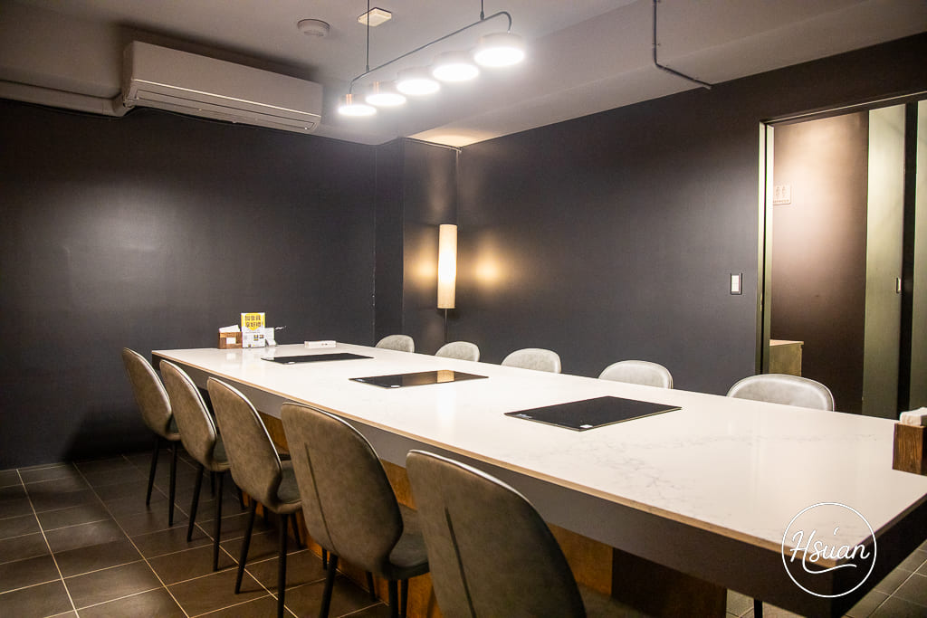 真香石頭火鍋｜林口最特別的石頭火鍋店！吃刈包、日式鯖魚釜燒飯，享受與眾不同的酸菜鍋、麻辣鍋還有星巴克咖啡+紅茶花伝無限喝 @About Hsuan美美媽咪親子美食旅遊