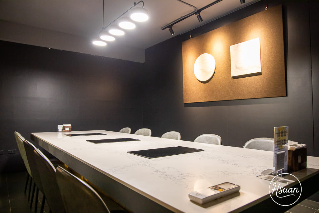 真香石頭火鍋｜林口最特別的石頭火鍋店！吃刈包、日式鯖魚釜燒飯，享受與眾不同的酸菜鍋、麻辣鍋還有星巴克咖啡+紅茶花伝無限喝 @About Hsuan美美媽咪親子美食旅遊