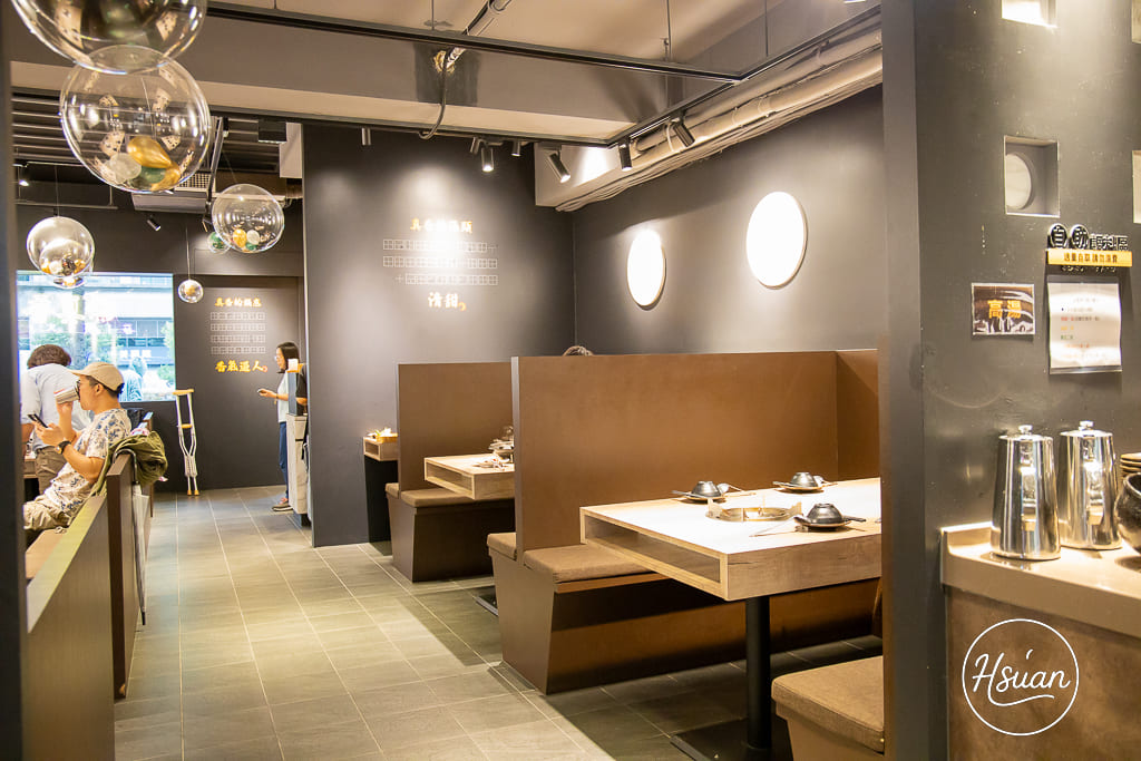 真香石頭火鍋｜林口最特別的石頭火鍋店！吃刈包、日式鯖魚釜燒飯，享受與眾不同的酸菜鍋、麻辣鍋還有星巴克咖啡+紅茶花伝無限喝 @About Hsuan美美媽咪親子美食旅遊