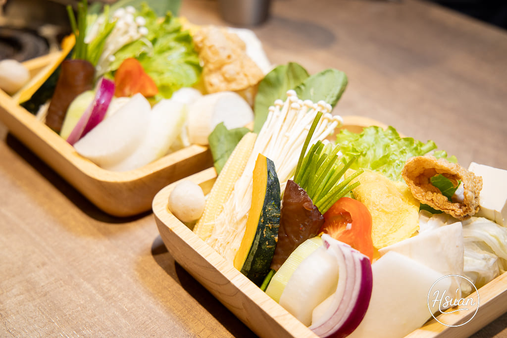 真香石頭火鍋｜林口最特別的石頭火鍋店！吃刈包、日式鯖魚釜燒飯，享受與眾不同的酸菜鍋、麻辣鍋還有星巴克咖啡+紅茶花伝無限喝 @About Hsuan美美媽咪親子美食旅遊