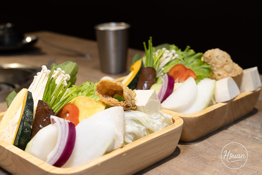 真香石頭火鍋｜林口最特別的石頭火鍋店！吃刈包、日式鯖魚釜燒飯，享受與眾不同的酸菜鍋、麻辣鍋還有星巴克咖啡+紅茶花伝無限喝 @About Hsuan美美媽咪親子美食旅遊