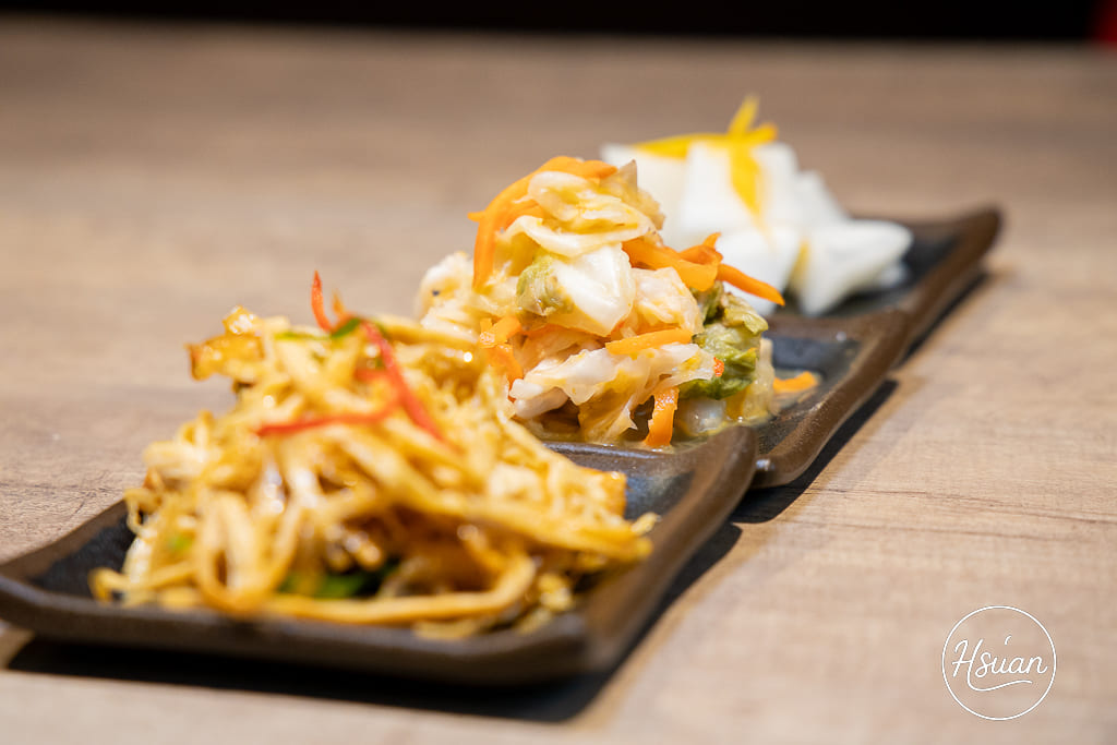 真香石頭火鍋｜林口最特別的石頭火鍋店！吃刈包、日式鯖魚釜燒飯，享受與眾不同的酸菜鍋、麻辣鍋還有星巴克咖啡+紅茶花伝無限喝 @About Hsuan美美媽咪親子美食旅遊