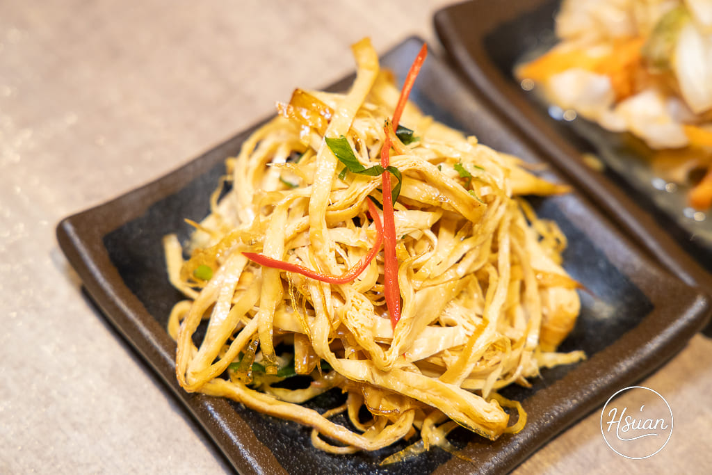 真香石頭火鍋｜林口最特別的石頭火鍋店！吃刈包、日式鯖魚釜燒飯，享受與眾不同的酸菜鍋、麻辣鍋還有星巴克咖啡+紅茶花伝無限喝 @About Hsuan美美媽咪親子美食旅遊