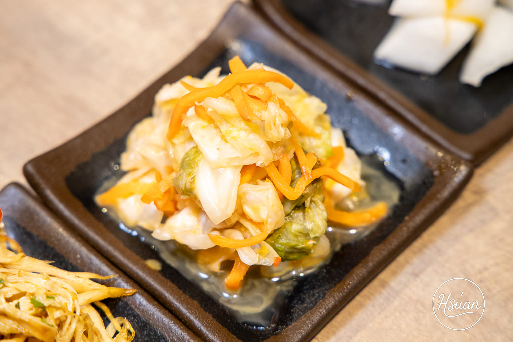 真香石頭火鍋｜林口最特別的石頭火鍋店！吃刈包、日式鯖魚釜燒飯，享受與眾不同的酸菜鍋、麻辣鍋還有星巴克咖啡+紅茶花伝無限喝 @About Hsuan美美媽咪親子美食旅遊