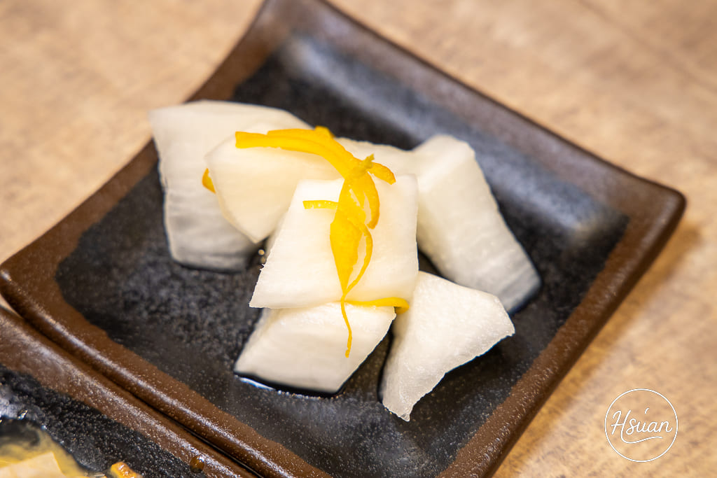 真香石頭火鍋｜林口最特別的石頭火鍋店！吃刈包、日式鯖魚釜燒飯，享受與眾不同的酸菜鍋、麻辣鍋還有星巴克咖啡+紅茶花伝無限喝 @About Hsuan美美媽咪親子美食旅遊