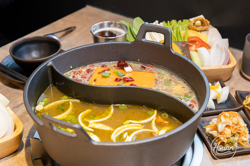 真香石頭火鍋｜林口最特別的石頭火鍋店！吃刈包、日式鯖魚釜燒飯，享受與眾不同的酸菜鍋、麻辣鍋還有星巴克咖啡+紅茶花伝無限喝 @About Hsuan美美媽咪親子美食旅遊