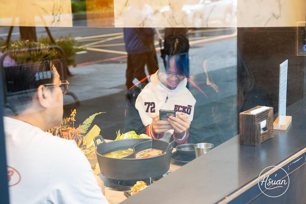 真香石頭火鍋｜林口最特別的石頭火鍋店！吃刈包、日式鯖魚釜燒飯，享受與眾不同的酸菜鍋、麻辣鍋還有星巴克咖啡+紅茶花伝無限喝 @About Hsuan美美媽咪親子美食旅遊