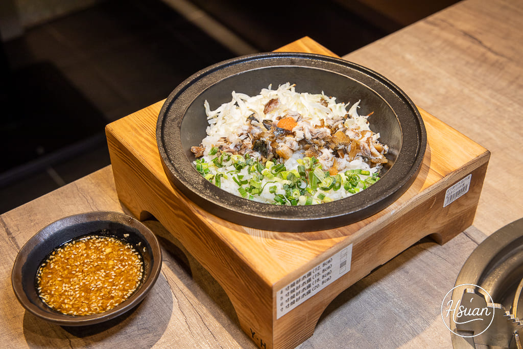 真香石頭火鍋｜林口最特別的石頭火鍋店！吃刈包、日式鯖魚釜燒飯，享受與眾不同的酸菜鍋、麻辣鍋還有星巴克咖啡+紅茶花伝無限喝 @About Hsuan美美媽咪親子美食旅遊