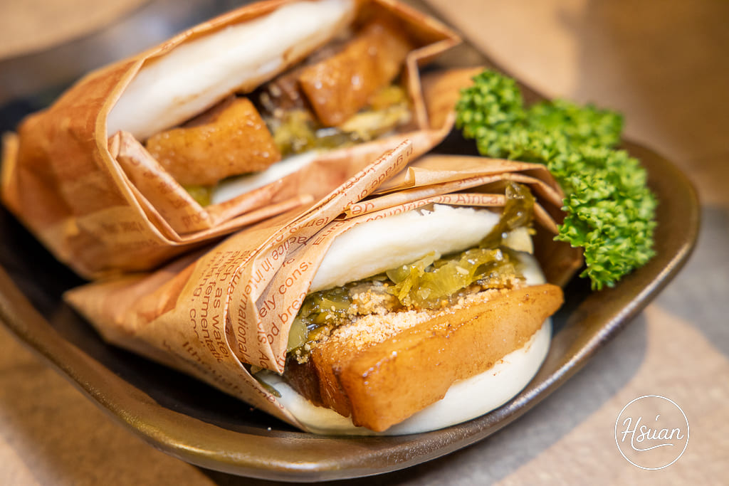 真香石頭火鍋｜林口最特別的石頭火鍋店！吃刈包、日式鯖魚釜燒飯，享受與眾不同的酸菜鍋、麻辣鍋還有星巴克咖啡+紅茶花伝無限喝 @About Hsuan美美媽咪親子美食旅遊