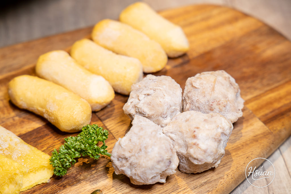 真香石頭火鍋｜林口最特別的石頭火鍋店！吃刈包、日式鯖魚釜燒飯，享受與眾不同的酸菜鍋、麻辣鍋還有星巴克咖啡+紅茶花伝無限喝 @About Hsuan美美媽咪親子美食旅遊