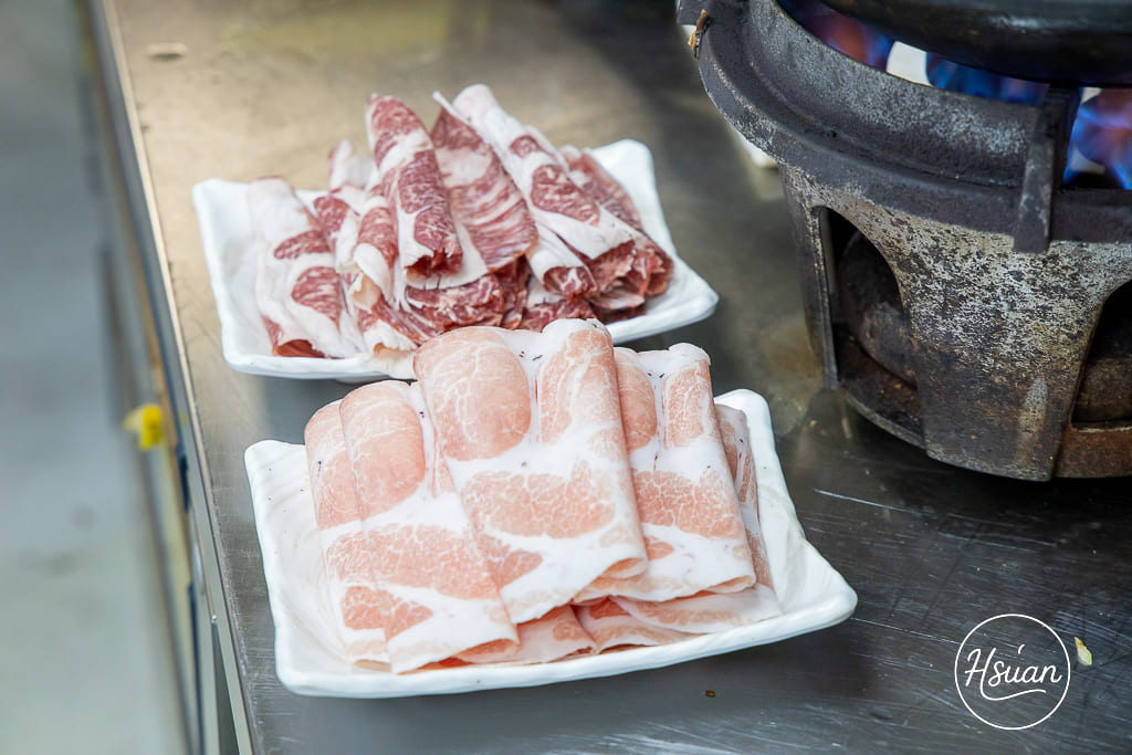 真香石頭火鍋｜林口最特別的石頭火鍋店！吃刈包、日式鯖魚釜燒飯，享受與眾不同的酸菜鍋、麻辣鍋還有星巴克咖啡+紅茶花伝無限喝 @About Hsuan美美媽咪親子美食旅遊