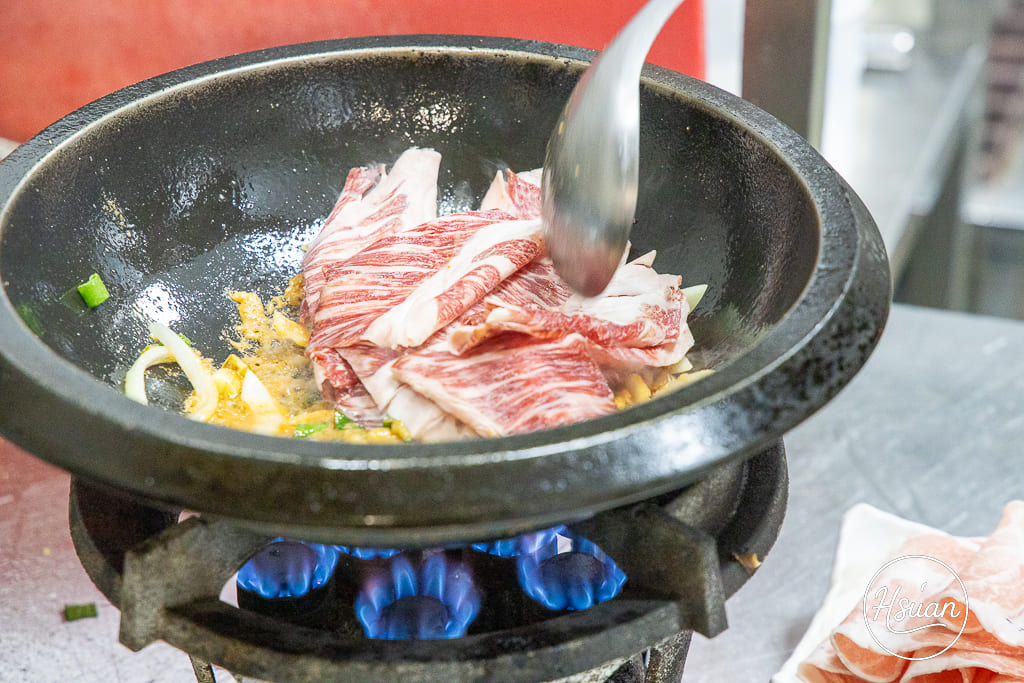 真香石頭火鍋｜林口最特別的石頭火鍋店！吃刈包、日式鯖魚釜燒飯，享受與眾不同的酸菜鍋、麻辣鍋還有星巴克咖啡+紅茶花伝無限喝 @About Hsuan美美媽咪親子美食旅遊