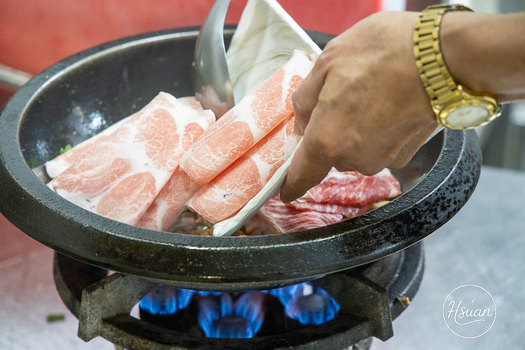 真香石頭火鍋｜林口最特別的石頭火鍋店！吃刈包、日式鯖魚釜燒飯，享受與眾不同的酸菜鍋、麻辣鍋還有星巴克咖啡+紅茶花伝無限喝 @About Hsuan美美媽咪親子美食旅遊