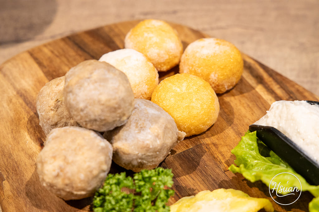 真香石頭火鍋｜林口最特別的石頭火鍋店！吃刈包、日式鯖魚釜燒飯，享受與眾不同的酸菜鍋、麻辣鍋還有星巴克咖啡+紅茶花伝無限喝 @About Hsuan美美媽咪親子美食旅遊