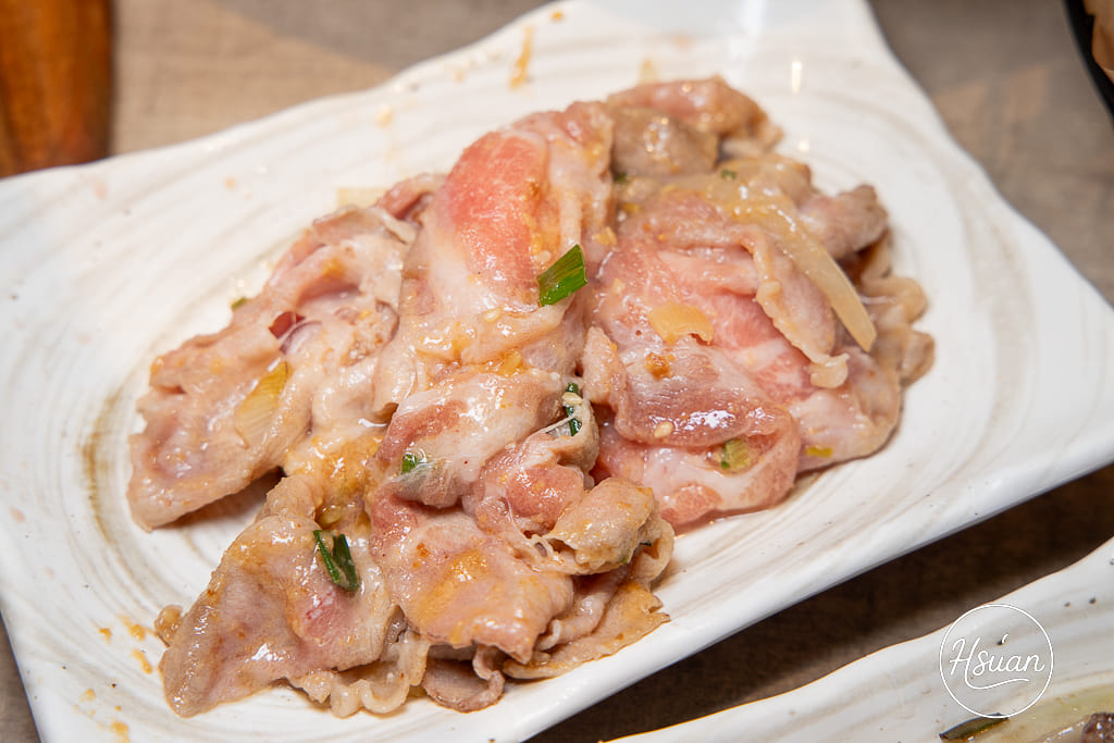 真香石頭火鍋｜林口最特別的石頭火鍋店！吃刈包、日式鯖魚釜燒飯，享受與眾不同的酸菜鍋、麻辣鍋還有星巴克咖啡+紅茶花伝無限喝 @About Hsuan美美媽咪親子美食旅遊