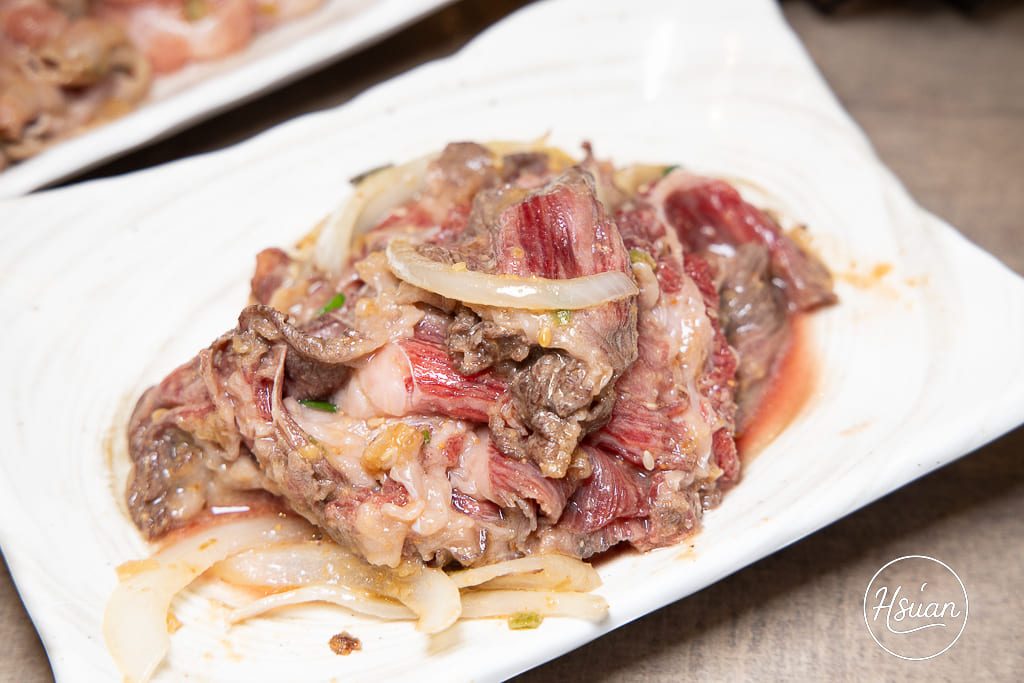 真香石頭火鍋｜林口最特別的石頭火鍋店！吃刈包、日式鯖魚釜燒飯，享受與眾不同的酸菜鍋、麻辣鍋還有星巴克咖啡+紅茶花伝無限喝 @About Hsuan美美媽咪親子美食旅遊