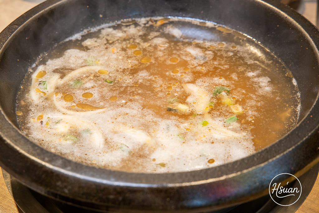 真香石頭火鍋｜林口最特別的石頭火鍋店！吃刈包、日式鯖魚釜燒飯，享受與眾不同的酸菜鍋、麻辣鍋還有星巴克咖啡+紅茶花伝無限喝 @About Hsuan美美媽咪親子美食旅遊