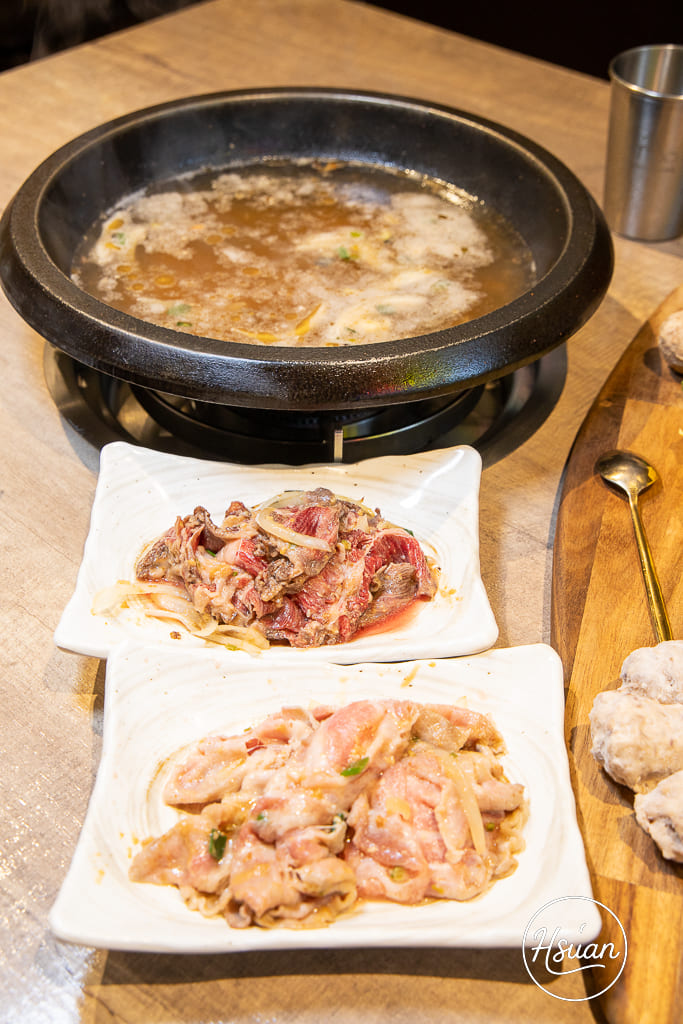 真香石頭火鍋｜林口最特別的石頭火鍋店！吃刈包、日式鯖魚釜燒飯，享受與眾不同的酸菜鍋、麻辣鍋還有星巴克咖啡+紅茶花伝無限喝 @About Hsuan美美媽咪親子美食旅遊