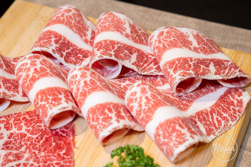 真香石頭火鍋｜林口最特別的石頭火鍋店！吃刈包、日式鯖魚釜燒飯，享受與眾不同的酸菜鍋、麻辣鍋還有星巴克咖啡+紅茶花伝無限喝 @About Hsuan美美媽咪親子美食旅遊