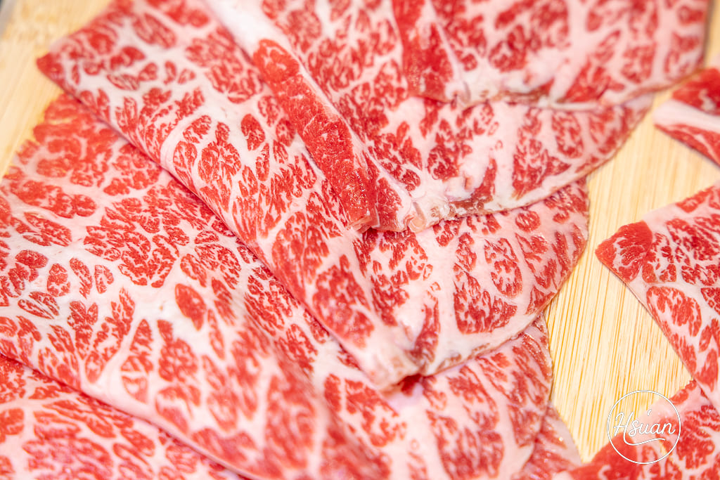 真香石頭火鍋｜林口最特別的石頭火鍋店！吃刈包、日式鯖魚釜燒飯，享受與眾不同的酸菜鍋、麻辣鍋還有星巴克咖啡+紅茶花伝無限喝 @About Hsuan美美媽咪親子美食旅遊