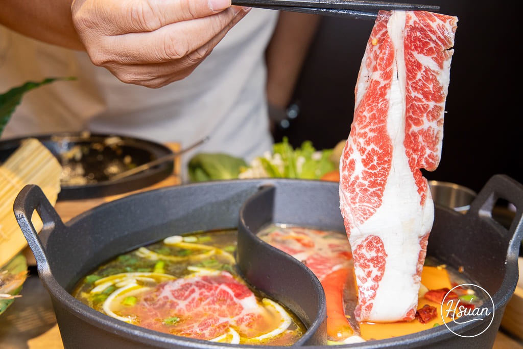 真香石頭火鍋｜林口最特別的石頭火鍋店！吃刈包、日式鯖魚釜燒飯，享受與眾不同的酸菜鍋、麻辣鍋還有星巴克咖啡+紅茶花伝無限喝 @About Hsuan美美媽咪親子美食旅遊