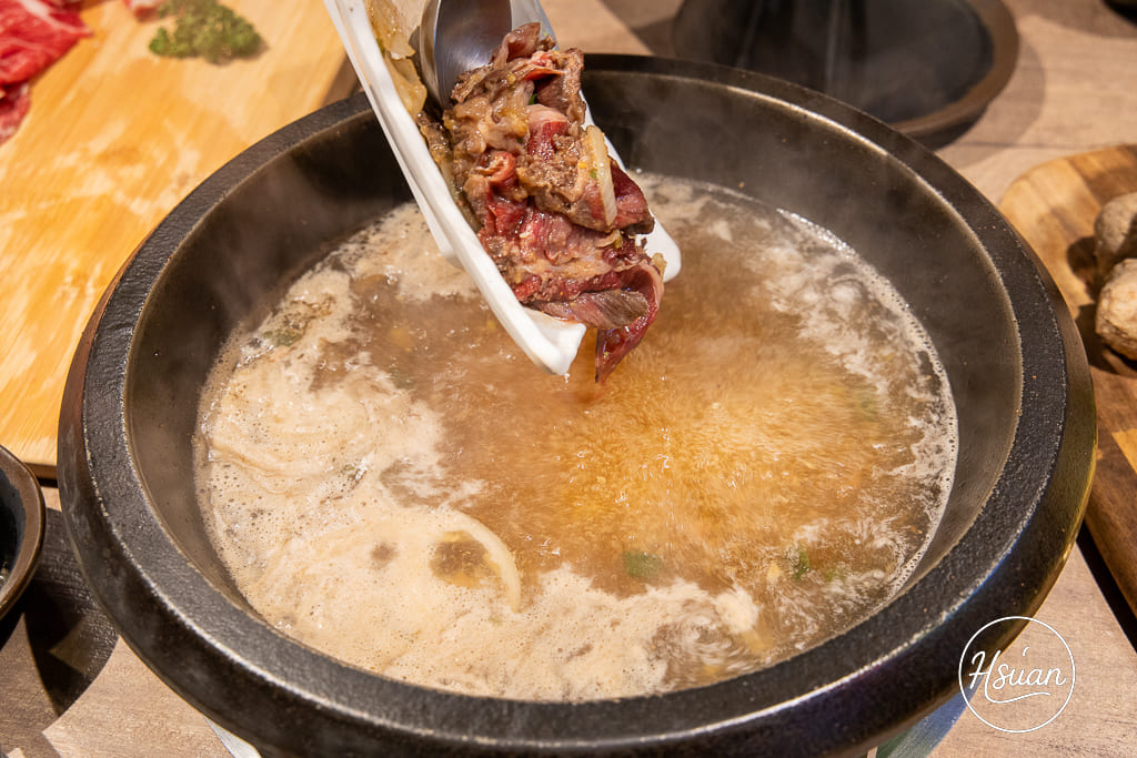 真香石頭火鍋｜林口最特別的石頭火鍋店！吃刈包、日式鯖魚釜燒飯，享受與眾不同的酸菜鍋、麻辣鍋還有星巴克咖啡+紅茶花伝無限喝 @About Hsuan美美媽咪親子美食旅遊