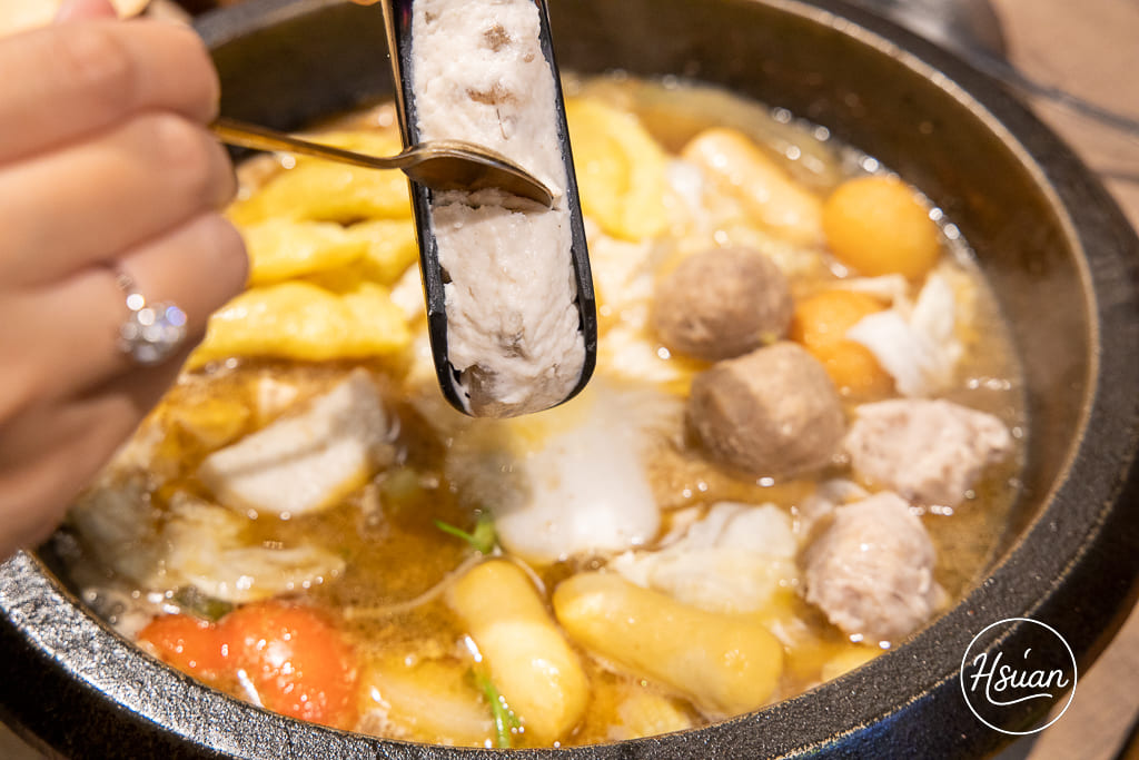 真香石頭火鍋｜林口最特別的石頭火鍋店！吃刈包、日式鯖魚釜燒飯，享受與眾不同的酸菜鍋、麻辣鍋還有星巴克咖啡+紅茶花伝無限喝 @About Hsuan美美媽咪親子美食旅遊