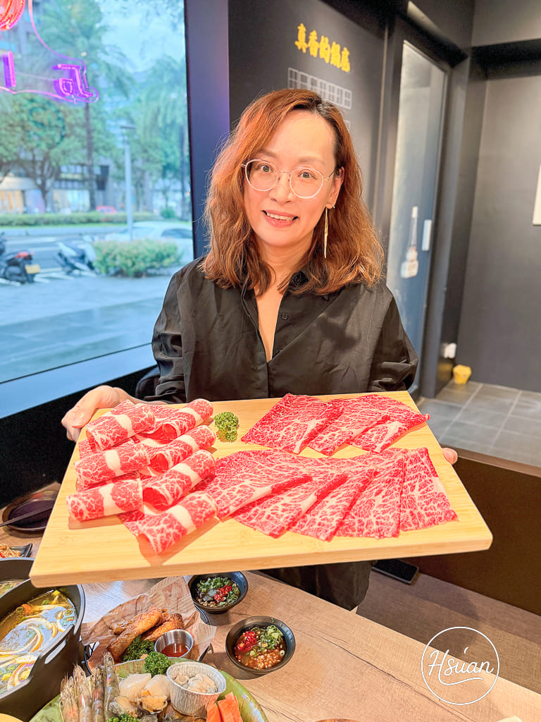 真香石頭火鍋｜林口最特別的石頭火鍋店！吃刈包、日式鯖魚釜燒飯，享受與眾不同的酸菜鍋、麻辣鍋還有星巴克咖啡+紅茶花伝無限喝 @About Hsuan美美媽咪親子美食旅遊