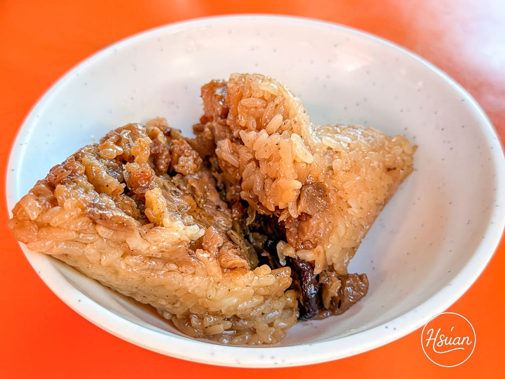 白沙屯拱天宮一日遊懶人包｜台61線景點拜媽祖、吃市集美食、玩沙灘！茉草吊飾、白沙屯泡菜蘿蔔糕、阿滿小吃部推薦 @About Hsuan美美媽咪親子美食旅遊