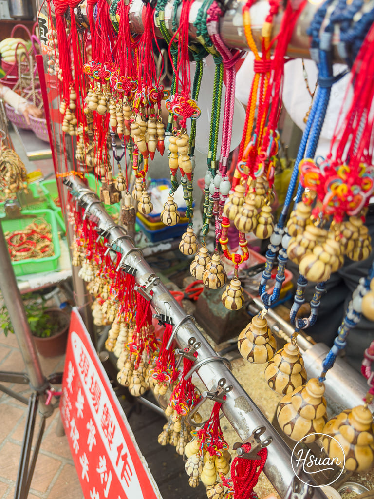 白沙屯拱天宮一日遊懶人包｜台61線景點拜媽祖、吃市集美食、玩沙灘！茉草吊飾、白沙屯泡菜蘿蔔糕、阿滿小吃部推薦 @About Hsuan美美媽咪親子美食旅遊