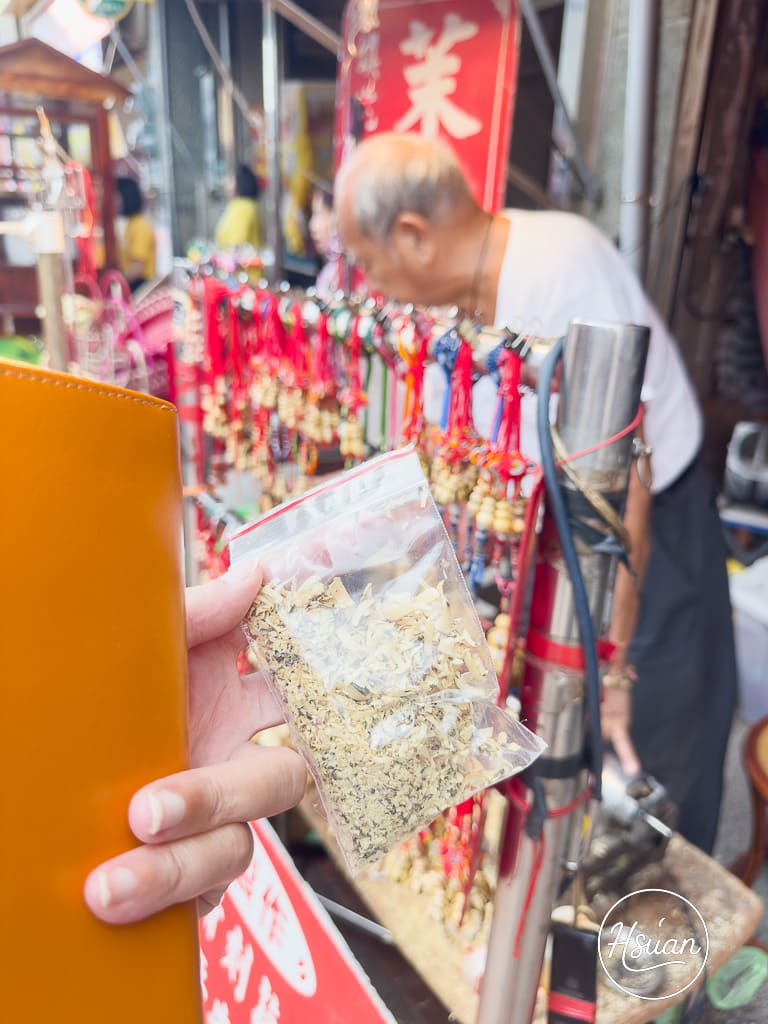 白沙屯拱天宮一日遊懶人包｜台61線景點拜媽祖、吃市集美食、玩沙灘！茉草吊飾、白沙屯泡菜蘿蔔糕、阿滿小吃部推薦 @About Hsuan美美媽咪親子美食旅遊