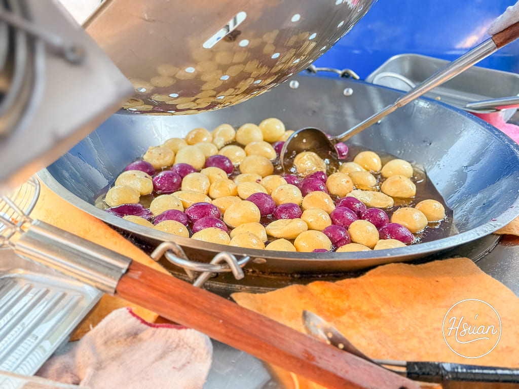 白沙屯拱天宮一日遊懶人包｜台61線景點拜媽祖、吃市集美食、玩沙灘！茉草吊飾、喝隨便、吃超巨地瓜球、白沙屯泡菜蘿蔔糕、阿滿小吃部推薦 @About Hsuan美美媽咪親子美食旅遊