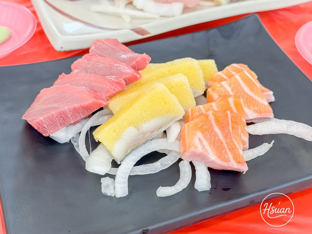 【東港華僑市場美食推薦】平價也能吃到豪華海鮮餐？統冠生魚片32片竟然只要$250? 讓你吃到翻！ @About Hsuan美美媽咪親子美食旅遊